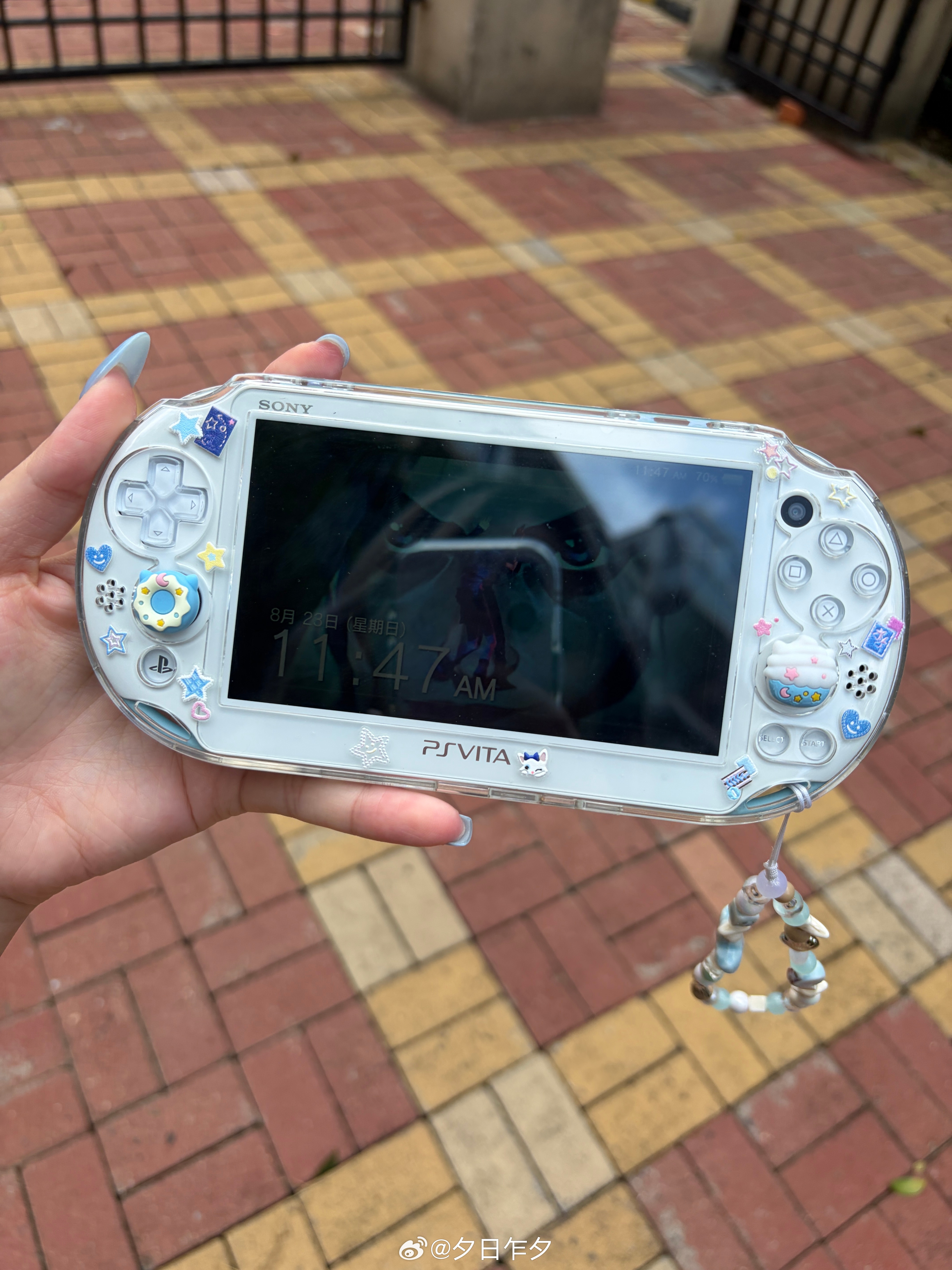 上一代及之前的掌机系列都比switch的手感好，买3ds的时候赞叹好伟大的掌机，买psv后结果3ds