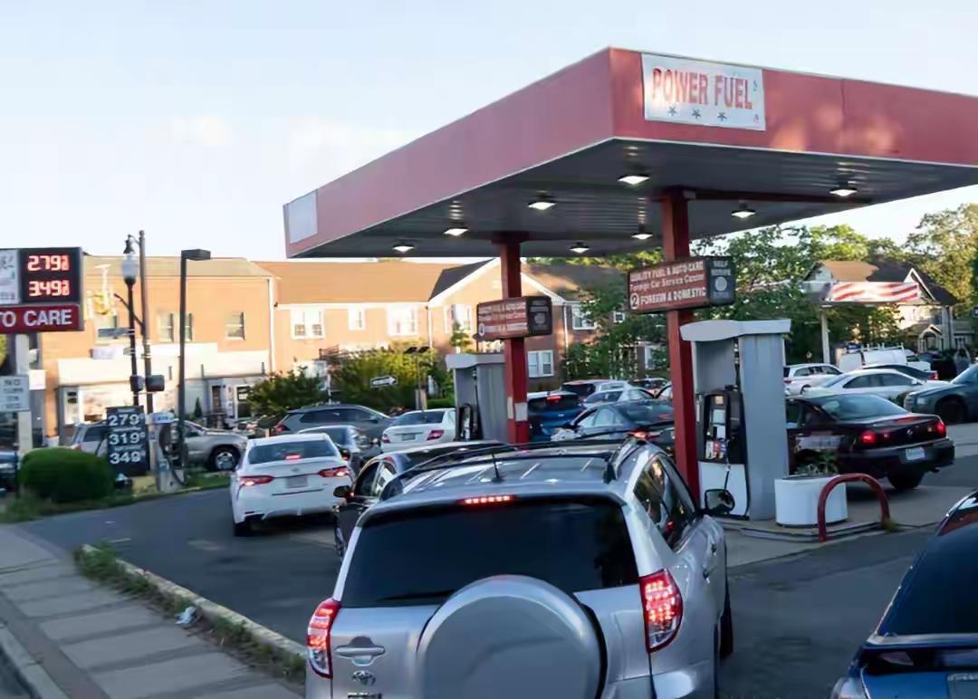 法国一个加油站，油价牌跳到2.2欧元一升。车主拍了个照，回家路上搜了一圈电动车。