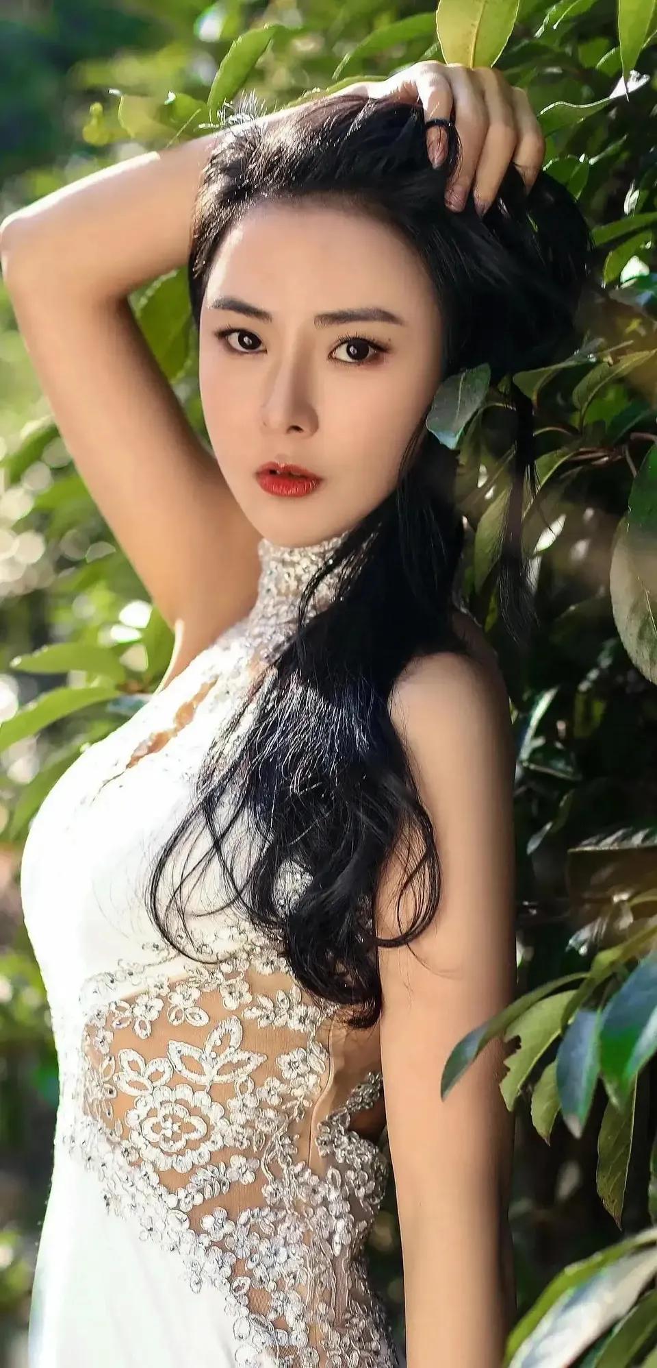 28岁选美冠军38万买假学历，自毁前程入狱28岁的李思萱，顶着“深圳环球小姐冠