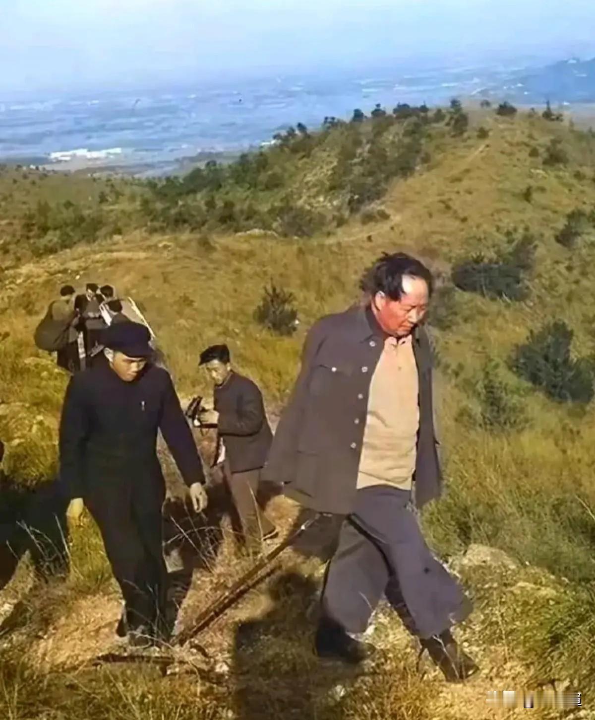 毛主席心怀人民，一生践行公仆本色。