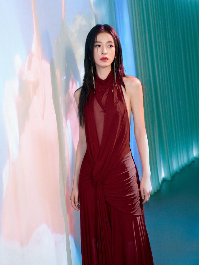 最近周雨彤在出席时尚活动的时候穿了一件红色的裙子，看上去很有喜庆感，气质也很出众
