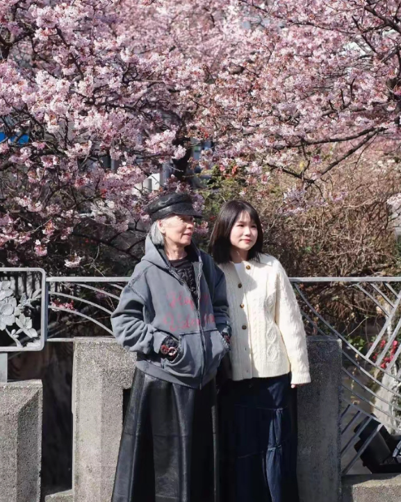 周杰伦的妈妈叶惠美在日本赏樱花被偶遇，老太太已经70多岁了，穿衣打扮还很潮，状态