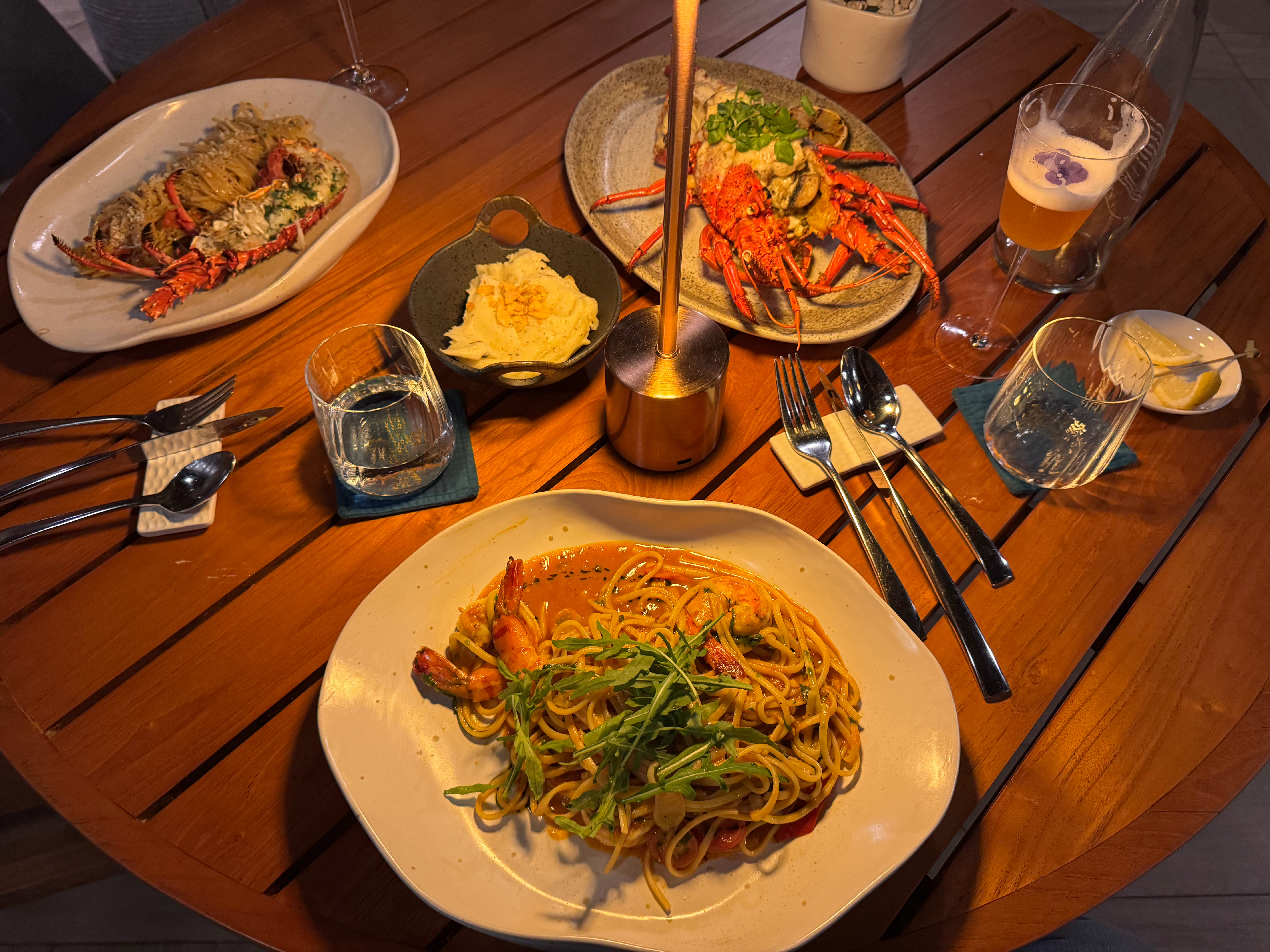 午饭时间。吃只虾，嗦碗面吧！已经开始想念假期