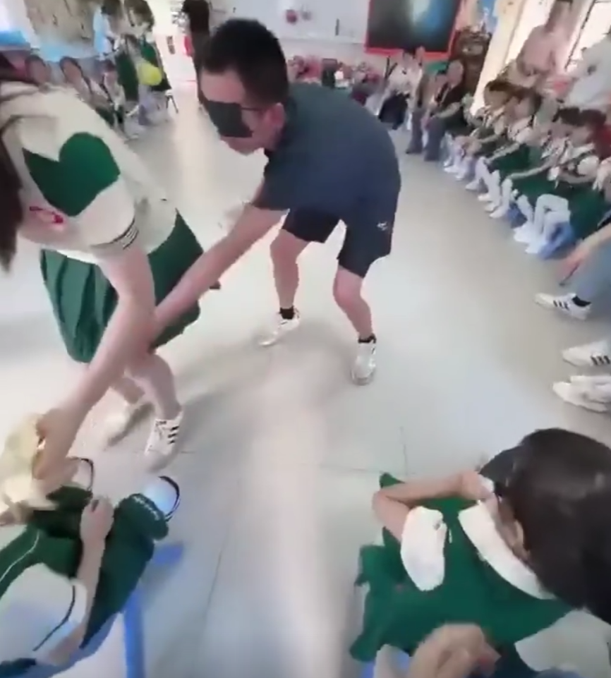 我怀疑他是在假装看不到！