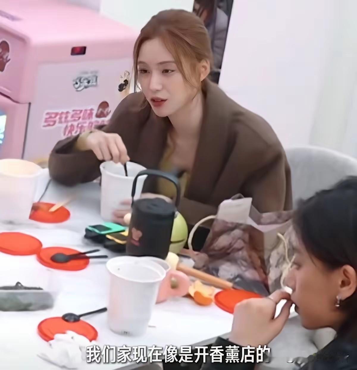 徐艺洋曝光黄子韬有洁癖，不是太爱干净，是喜欢香薰，喜欢喷香水。黄子韬平时看起来