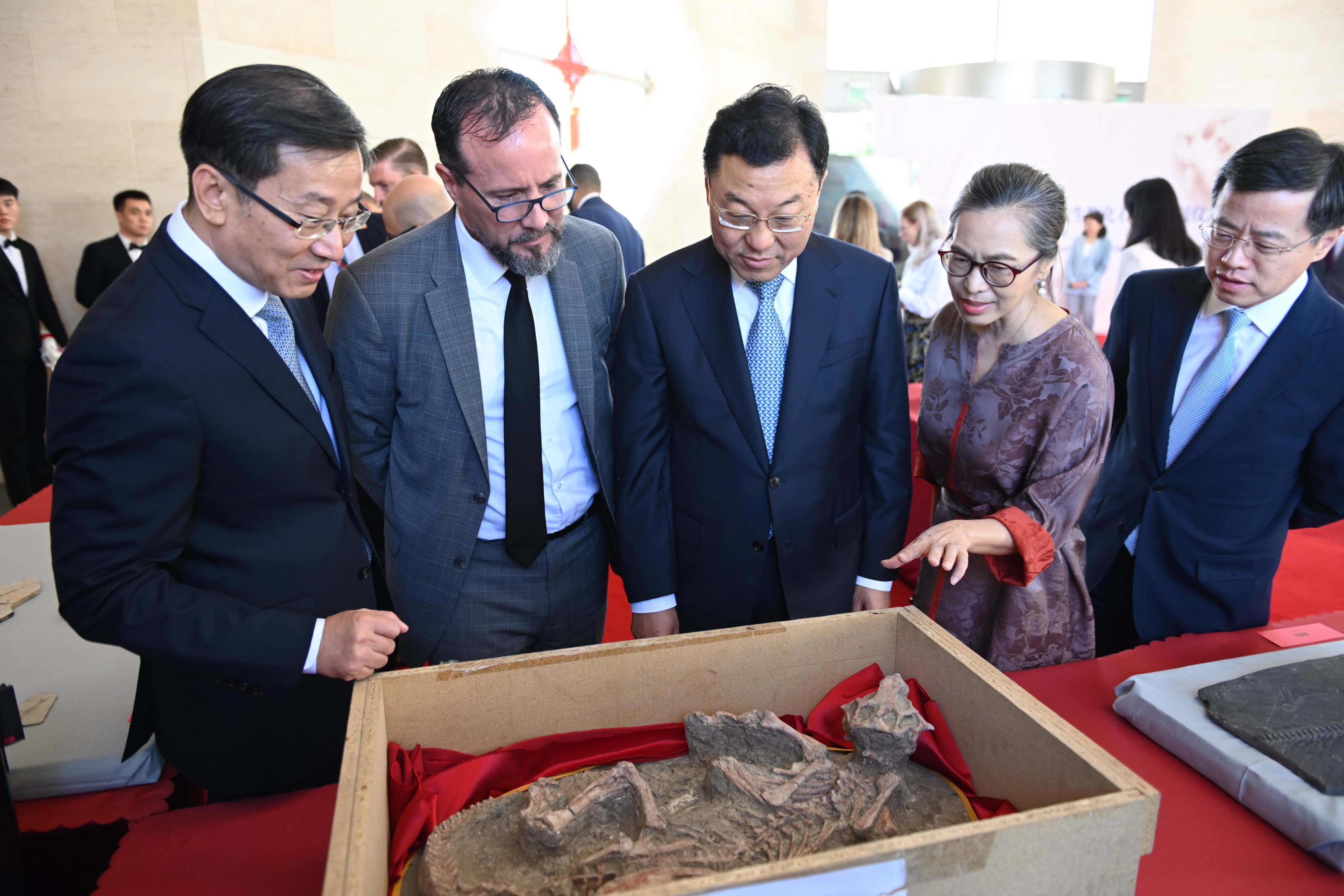 美国返还中方64件文物和古生物化石中国国家文物局16日和17日分别在中国驻美国大
