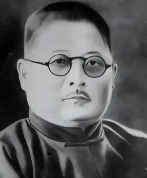 1951年，天津一间破旧的出租屋里，公安人员踹开了门。屋里那个瑟瑟发抖的老头，化