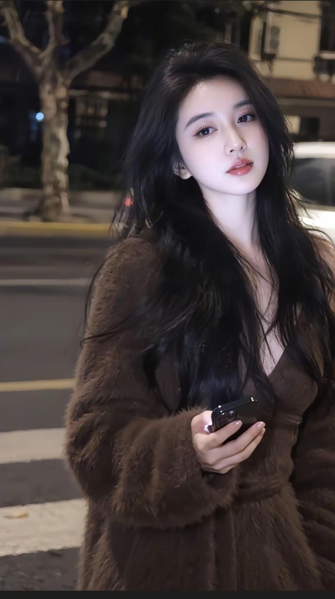 夜色如墨，美人如画。