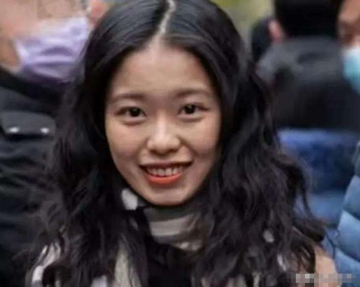 她曾诬告朱军骚扰，败诉后欠朱军36万赔偿款一直不还，现在她甚至移居到了海外，