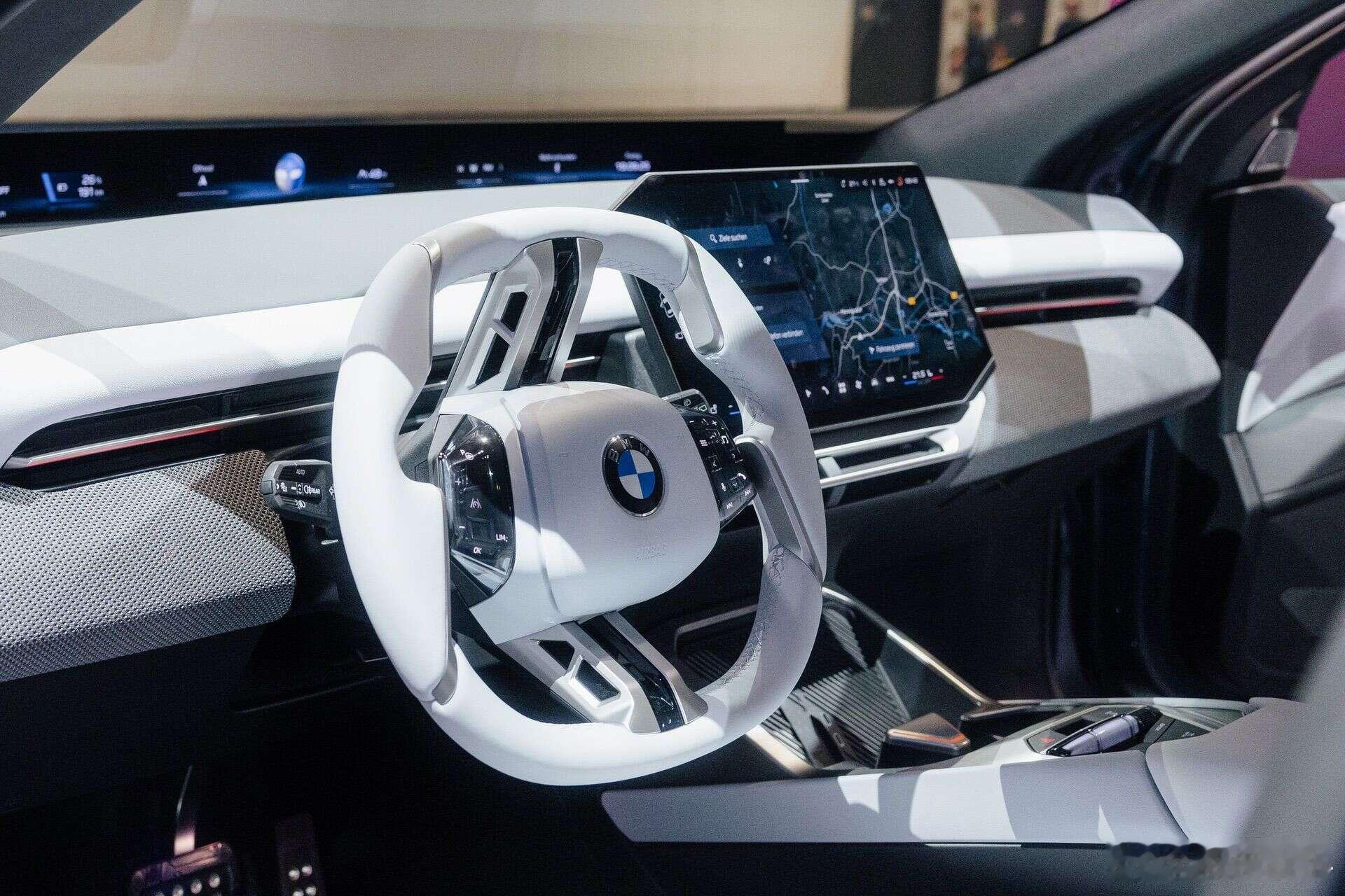 全新宝马iX3的基础版、MSport版、MSportPro版都可选用白色方