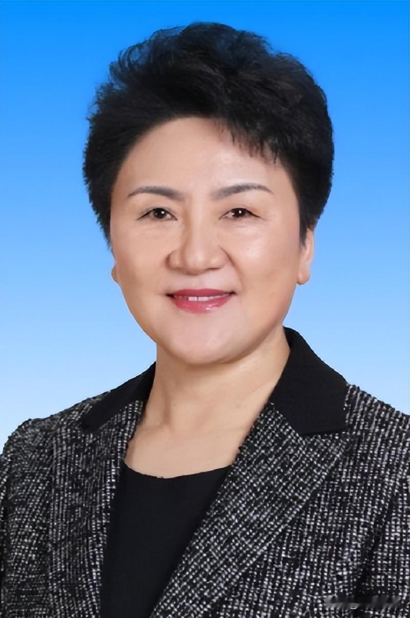 包惠，1963年出生，云南宣威人，1984年毕业于西南交大后留校。1984~1