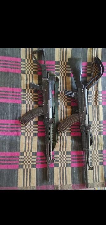 缅甸当地生产的81式步枪。左边的是克钦邦的，右边的是佤邦的。烽火问鼎计划飞扬军