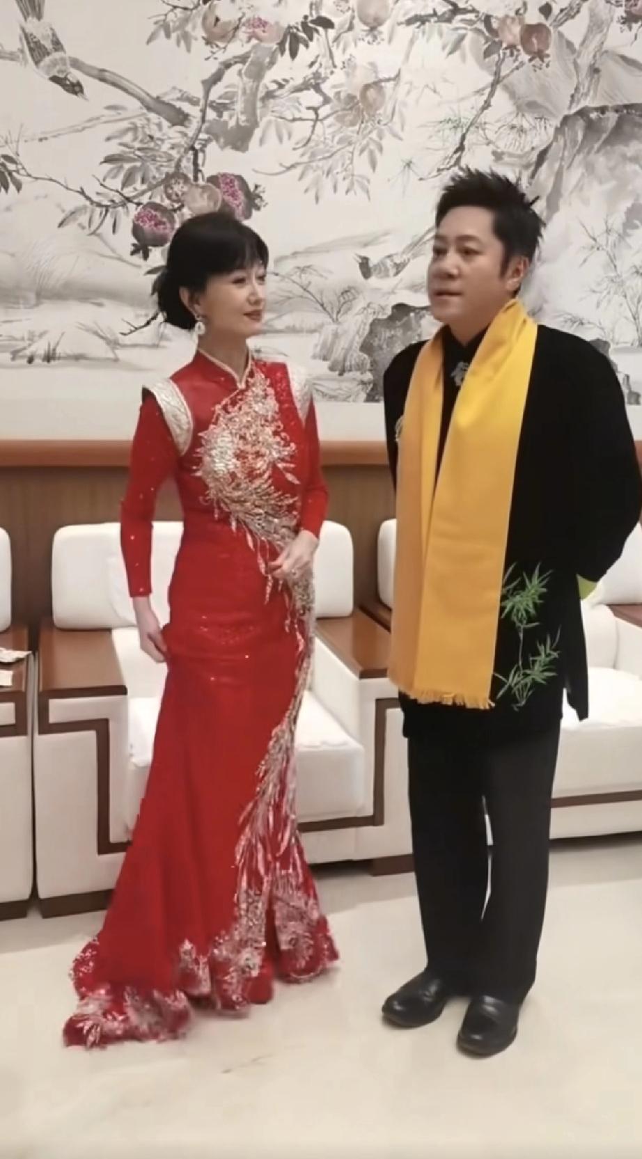 4月19日，赵雅芝与蔡国庆罕见同框，一起参加河南新郑的拜祖大典，赵雅芝穿了20厘