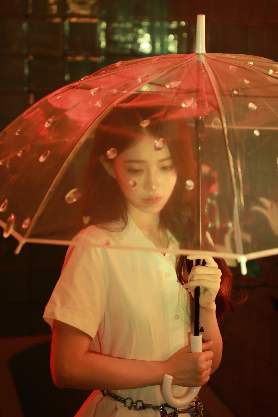 徐璐的美是明艳大气徐璐新释写真大片，宛如一幅古典与现代交织的画卷。复古大卷发尽