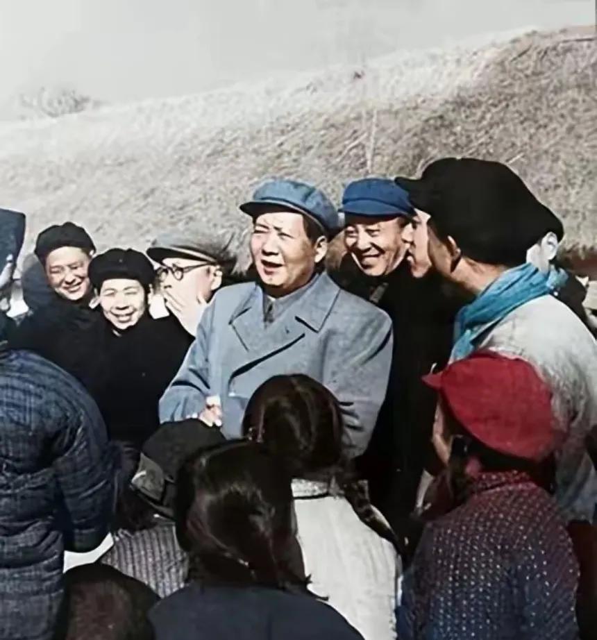 毛主席下乡视察，大人小孩都围了上来，毛主席就站在群众中间！这才是真真正正的走入