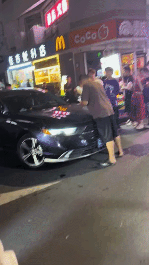 离谱！小伙当街把豪车车头当“战场”，网友：这是把命押给了陌生人的刹车！家人