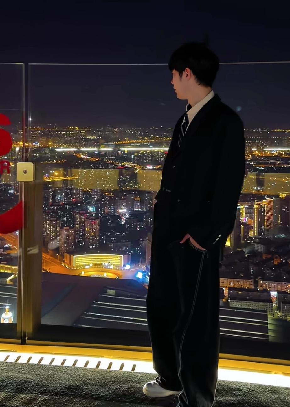 鹏鹏周末在津湾云顶带大家看夜景，最大的亮点是那件羽绒服。看款式、颜色、大小，怎么