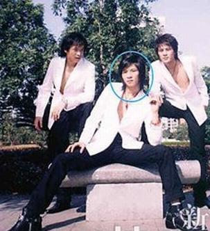 1998年，一个32岁的富婆色迷迷地对22岁的何晟铭说：“跟我去香港，我保证不会
