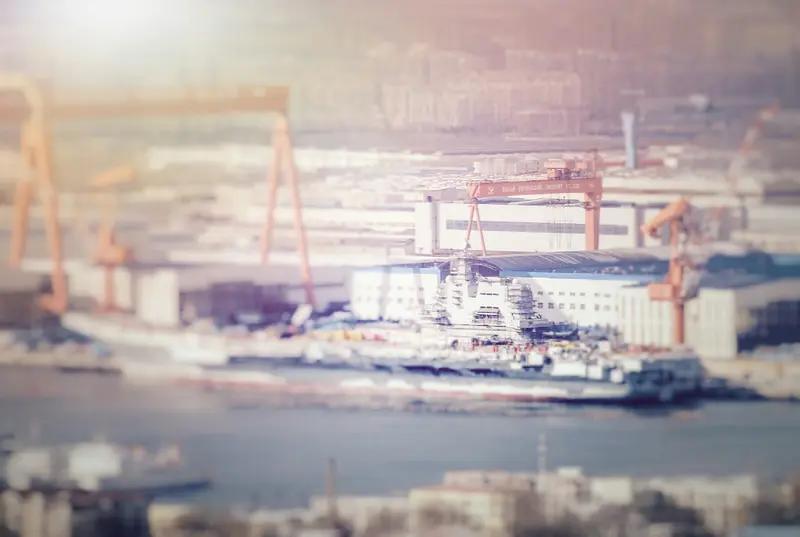 国产10万吨航母有2种型号吗国产10万吨航母很可能有常规动力和核动力两种型号，