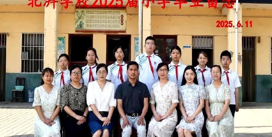 我刷到一个乡村小学六年级毕业的留念照片！七个老师，七个学生，当然留守儿童