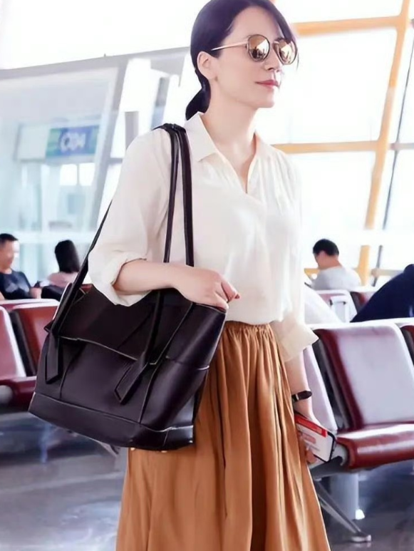 俞飞鸿这身美拉德穿搭也太绝了吧！把阔腿裤+衬衫这种基础款穿出了高级定制感，慵懒