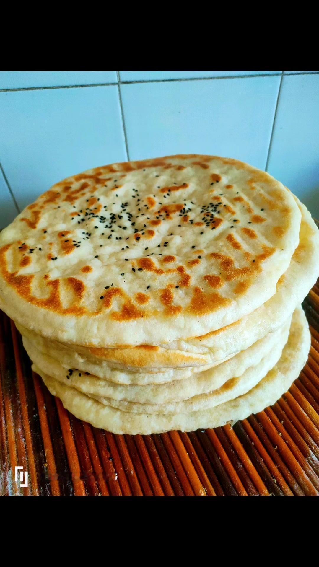 发面饼这样做零失败！1️⃣准备原料：面粉500g（中筋为主），酵母5g，温水25