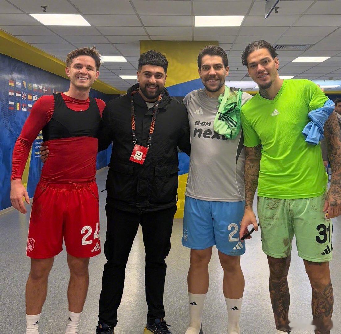 【费内巴切0比3诺丁汉森林，3名曼城旧将合影留念】还有一位非常像格瓦迪奥尔的记者