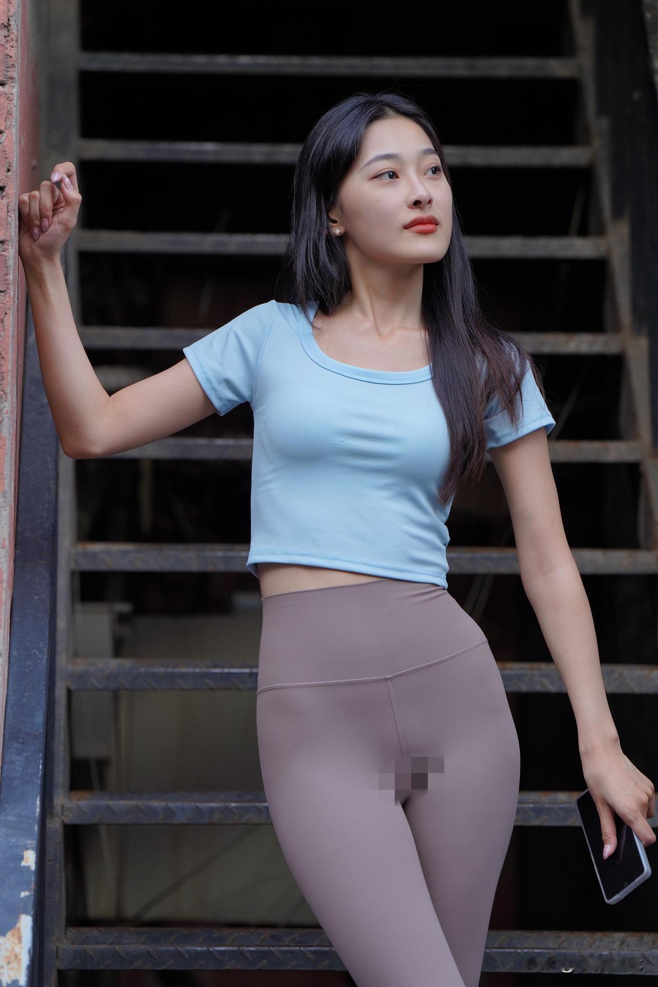 💙日常出行穿搭浅蓝短T配裸色瑜伽裤，把舒适和好看焊在身上。穿过老巷与