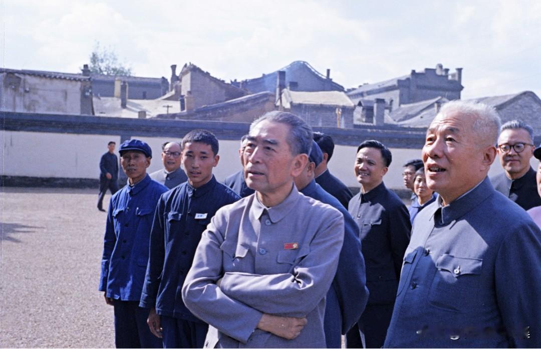 1973年9月15日，周恩来总理视察大同，参观了世界文化遗产云冈石窟。面对石窟风