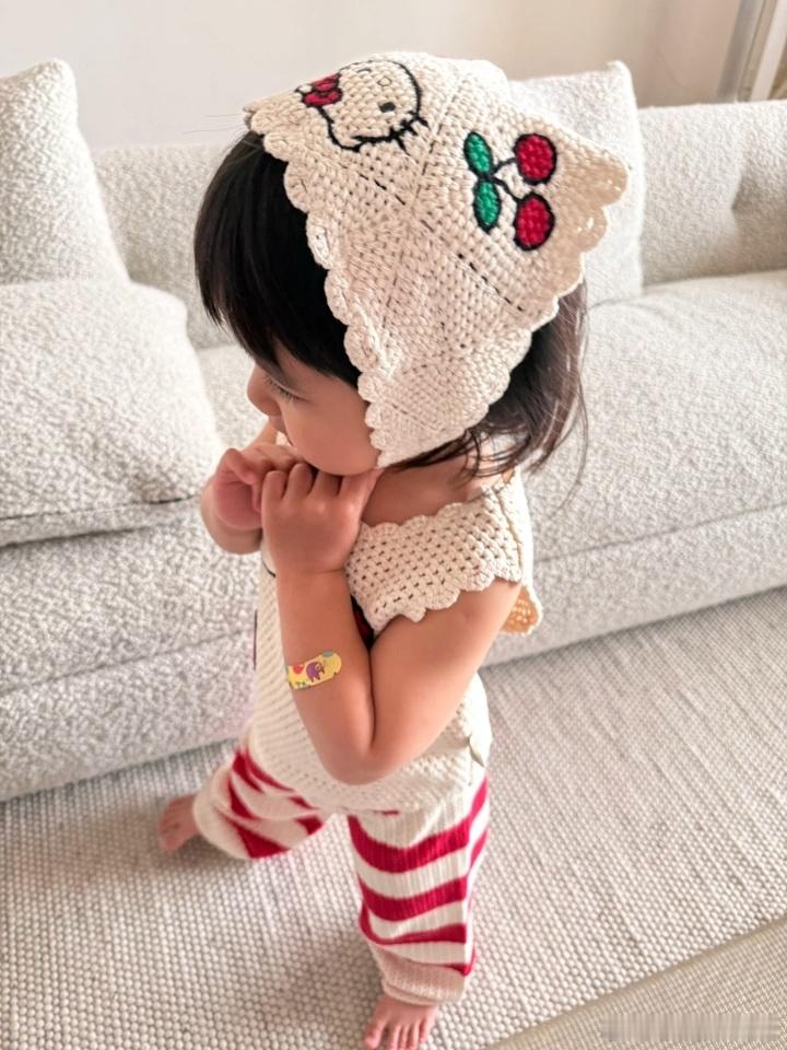 明道2岁女儿正脸照明道罕见晒出2岁女儿，小家伙戴着针织头巾拍照，像洋娃娃一样软