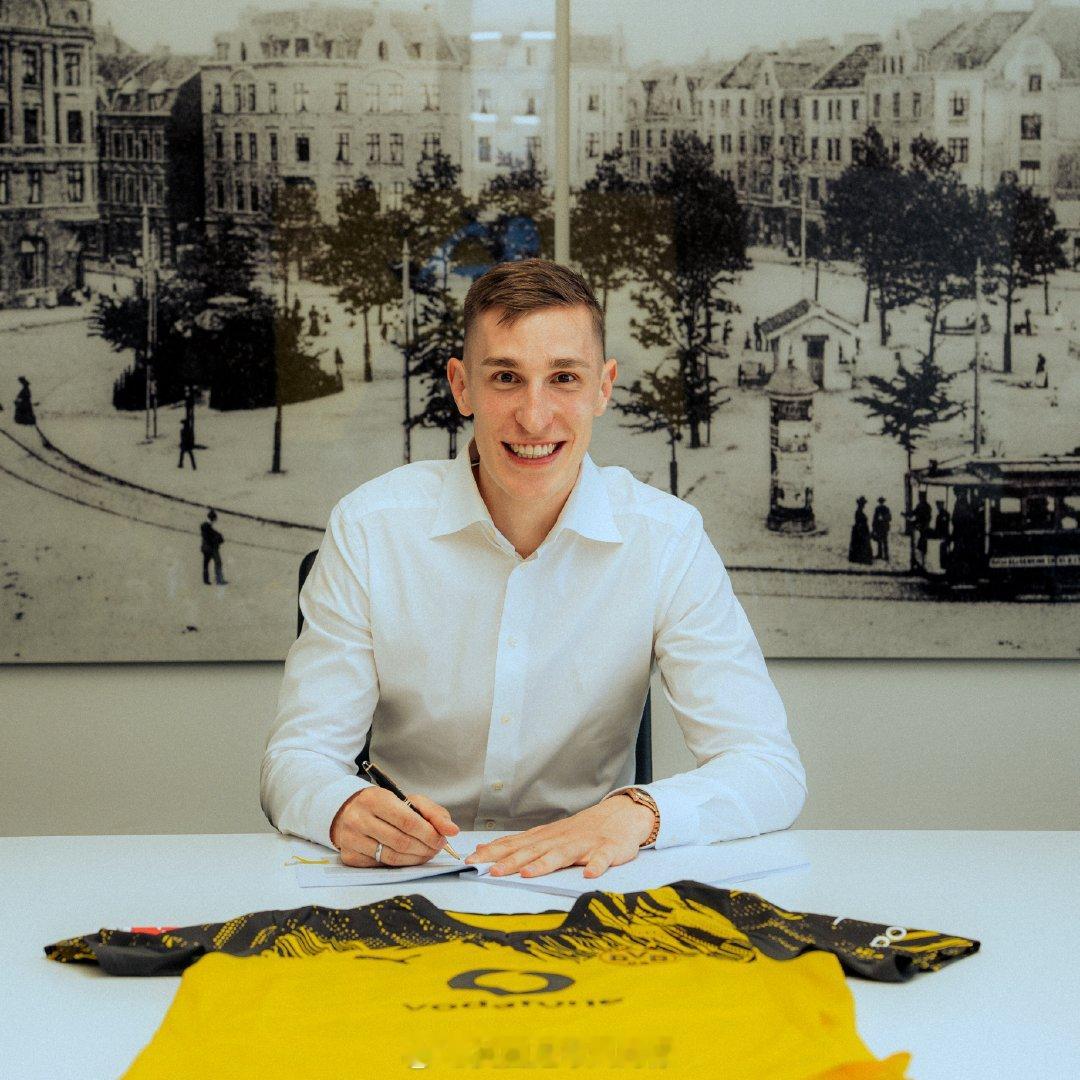 【顶薪！多特蒙德续约施洛特贝克】多特蒙德官方宣布，26岁德国国脚中卫尼科-施洛特