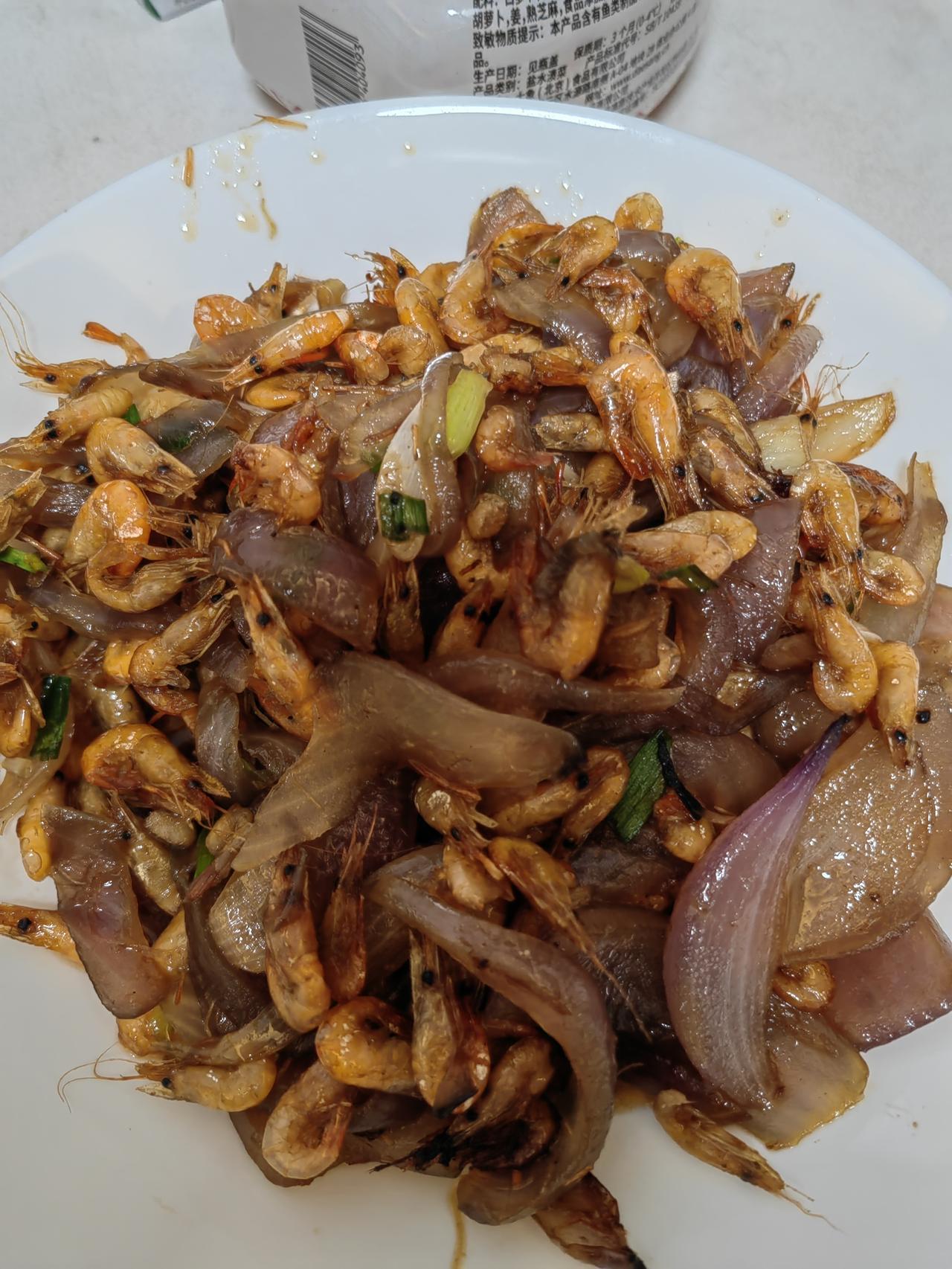 在家做饭好像不省钱。这一顿的成本，虾15，洋葱2，龙须菜9，排骨20，葱2块，燃