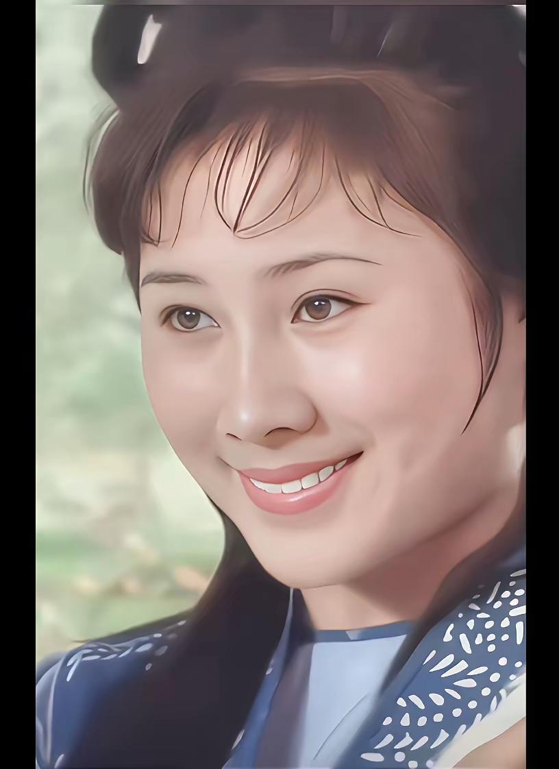 老电影《少林寺》饰演牧羊女的丁岚，年轻时容貌一眼就让人惊艳。拍摄期间她真心喜欢上