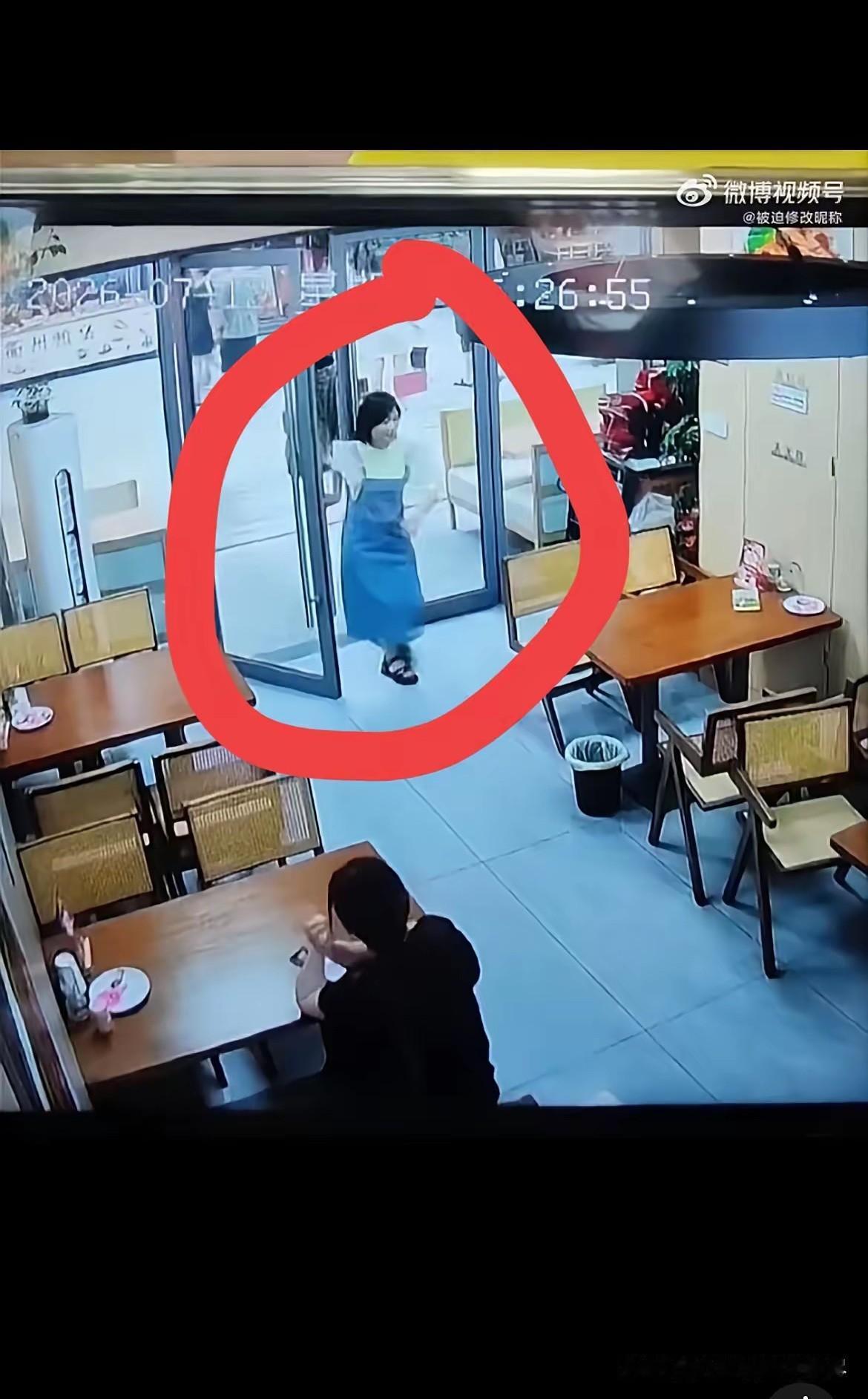 这个世界到底欠她什么了？一位年轻女子走进一家饭店后，既没有点餐也没有跟饭店老板娘