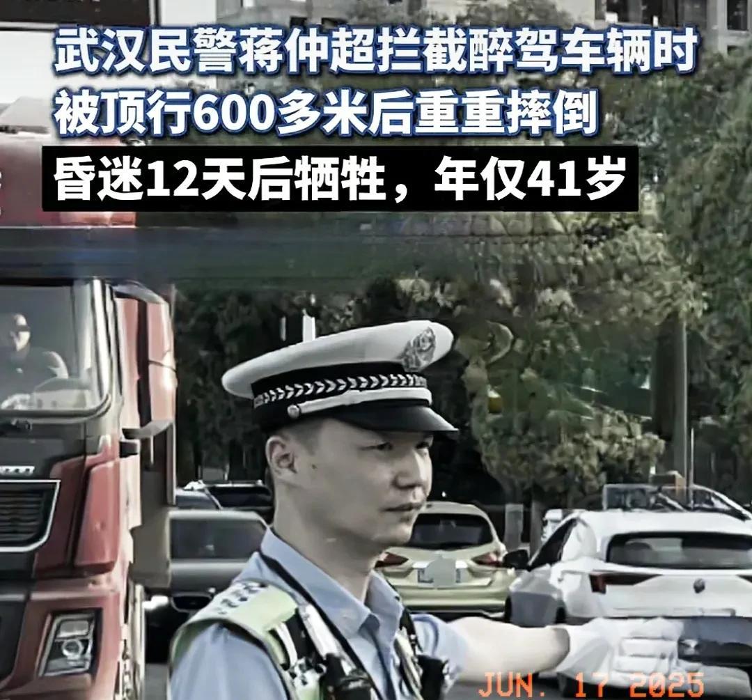 近日，在武汉江夏，一名交警于夜间执行酒驾检查任务时，察觉到一辆小车的驾驶员存在酒