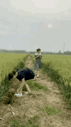 饭后笑一笑，烦恼绕道跑！美女被闺蜜恶搞瞬间，来个鬼使神差…这一波操作够吓人