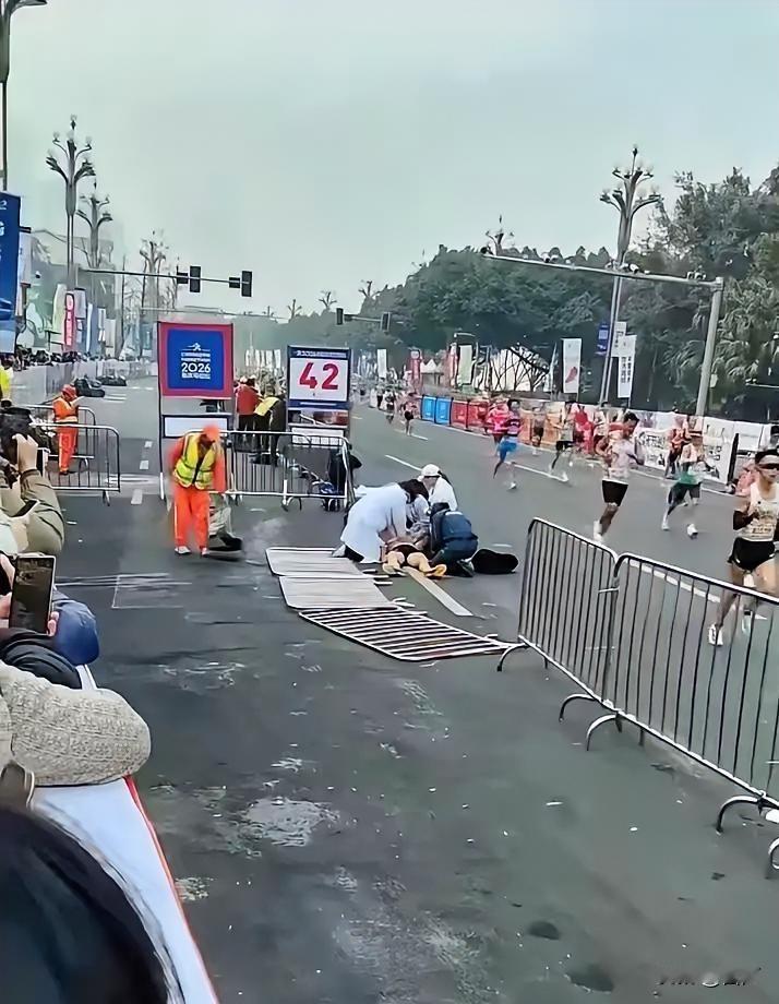 又一个跑马拉松的大神猝死了再次证明了马拉松是极限运动普通人跑5公里10公里就