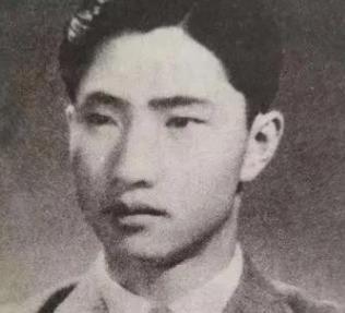 1959年，在台湾刑场之上，刘光典烈士牺牲后的遗容呈现，画面里他仰卧在草地，嘴巴