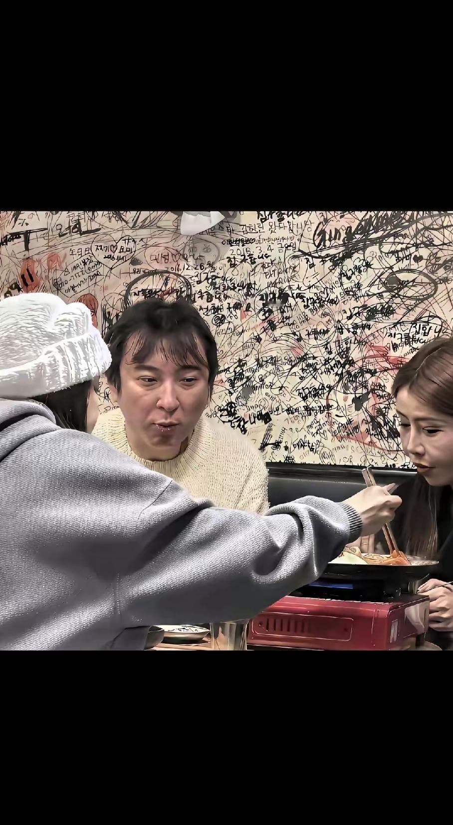 曾经意气风发、站在流量风口的王思聪，如今才38岁，整个人状态就断崖式下滑。面容憔