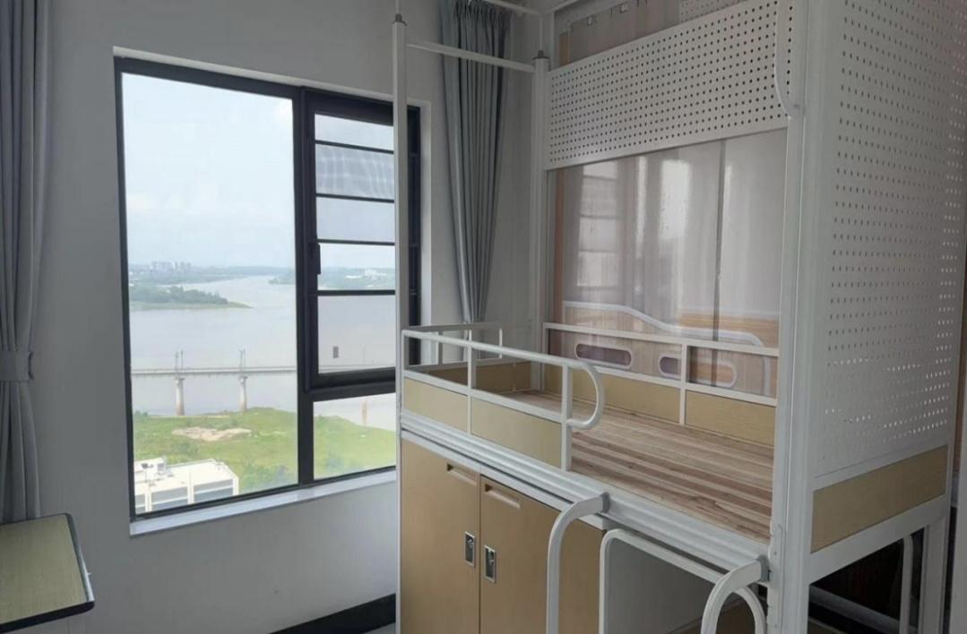 最近高校买房的事儿可成了大新闻！湖北大学花了1.98亿，直接买下两栋楼里的352