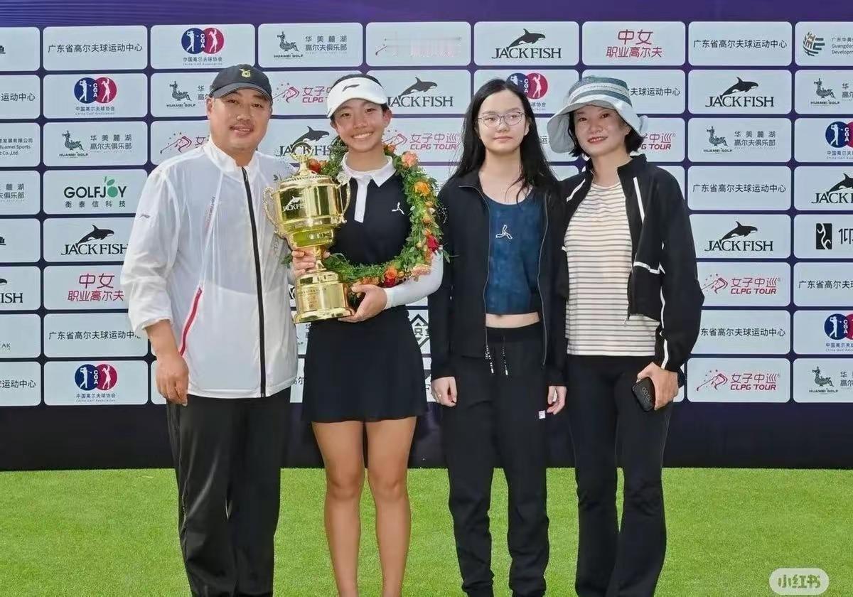 近日，姚明的女儿姚沁蕾再次成为公众关注的焦点。年仅十五岁，她已高近两米，气质出众