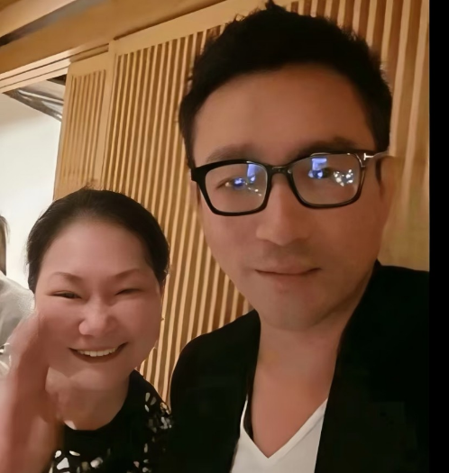汪小菲刚刚结束618的好成绩S妈黄春梅火速又给汪小菲刷来了流量肯定了具俊