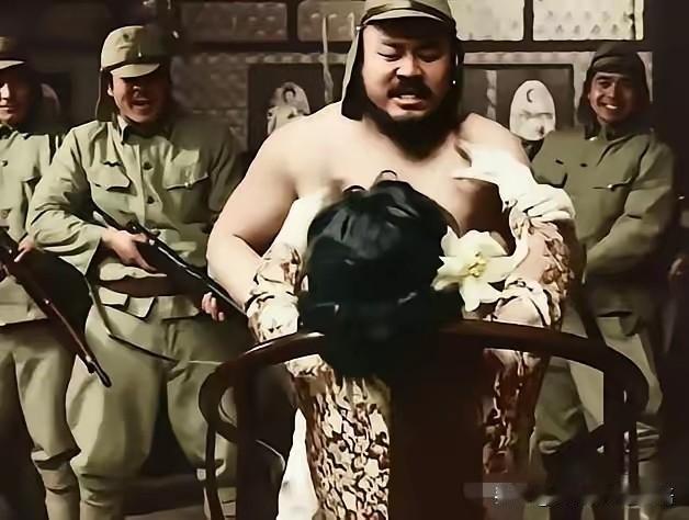 南京沦陷后，一位年轻漂亮的女孩，遭到日本鬼子一个小分队轮奸致死。死亡并不是最可