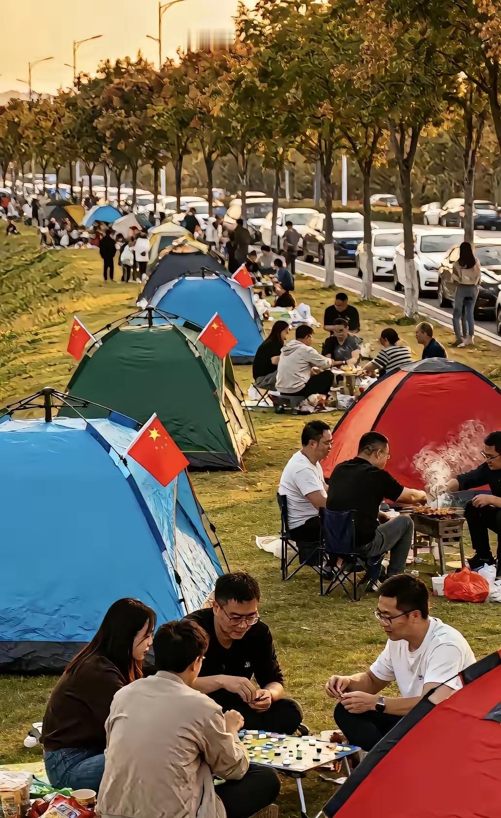最让人担心的事还是发生了！帐篷露营火到“挤走”酒店，真不是年轻人突然爱上荒野，