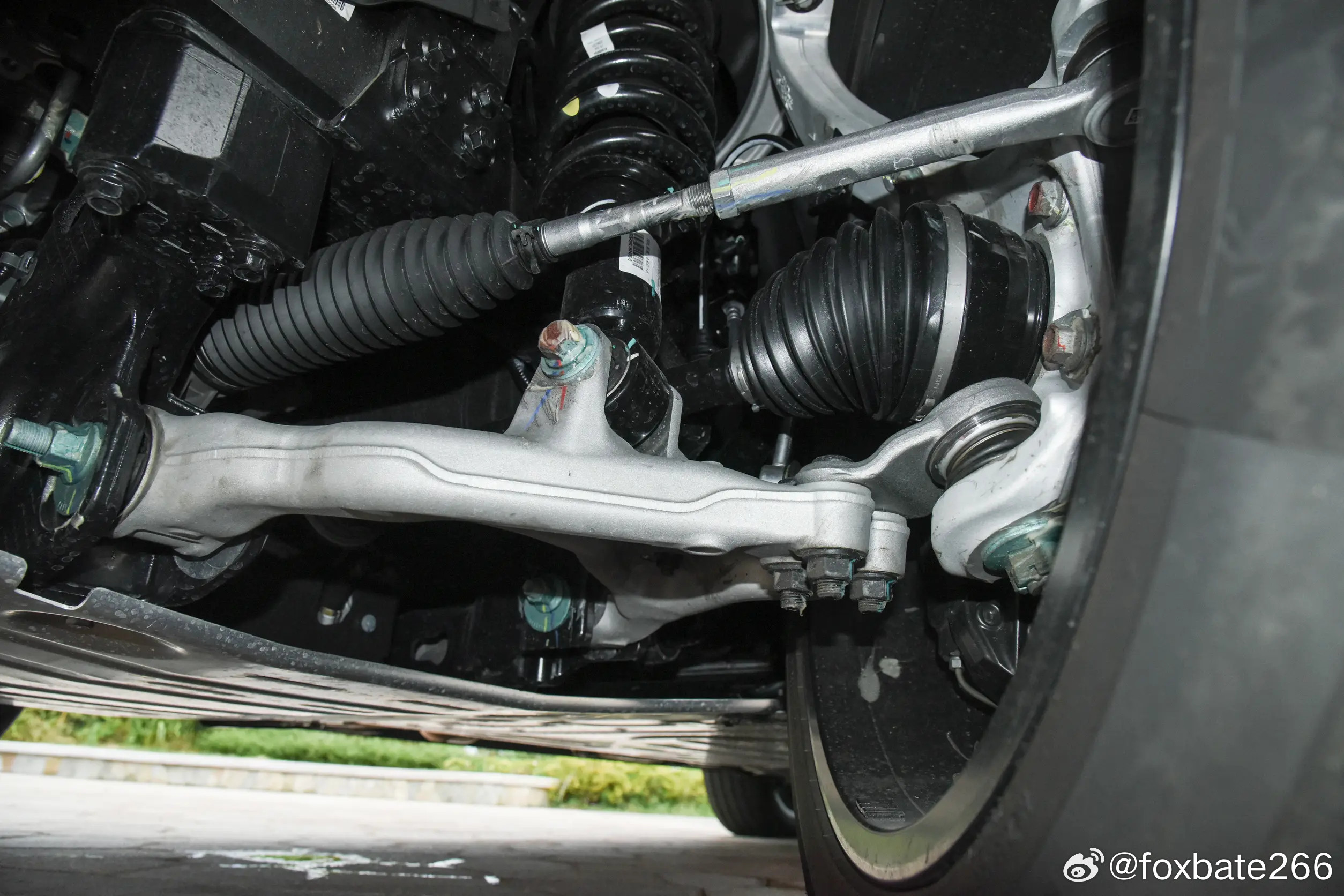 仰望U8L。。。前后下A臂的分体球头。。。