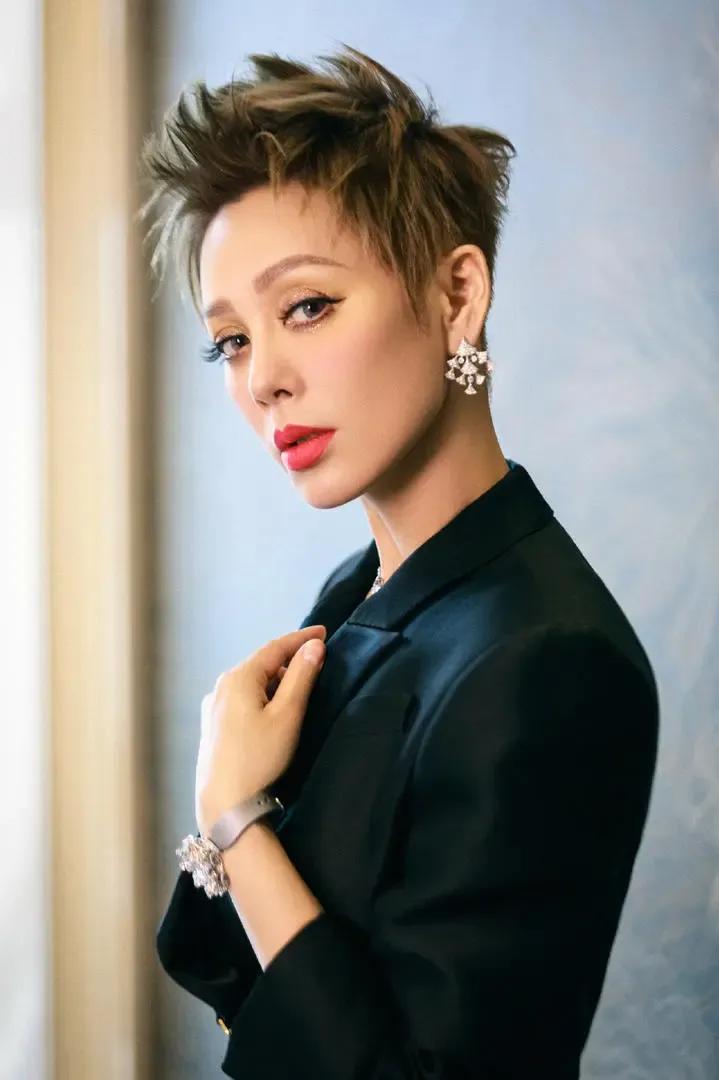 没想到，汪峰玩了一辈子鹰，却被宁静这只老鹰啄了眼睛。宁静在直播间谈到牵手事件，句