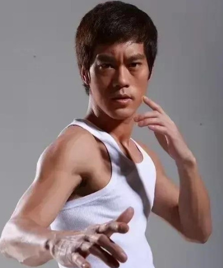 2008年，《李小龙传奇》邀请陈国坤来主演男一号“李小龙”。但是剧组对陈国坤说：