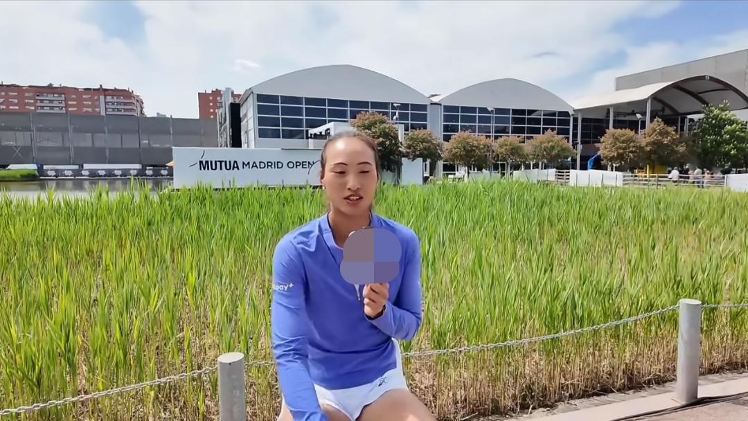 西班牙马德里。郑钦文接受国内平台的采访。当被问到为什么退赛斯图加特站比赛，身体状