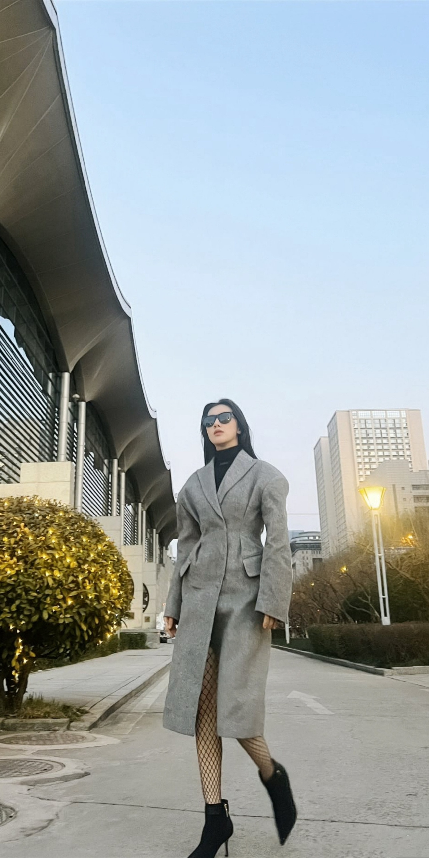 王鹤润，百变丝袜妆造，可温柔可酷美。王鹤润