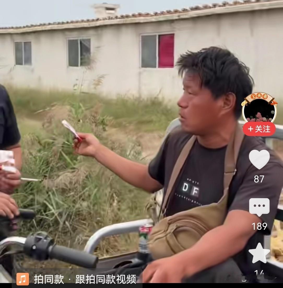 讨喜还是劫道？河北沧州，乡村羊肠小道上，一男子将电动三轮停在正中间，对面是一长排
